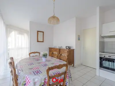 Cuisine ou kitchenette dans l'établissement Appartement T2 à 50m de la plage avec piscine, tennis et balcon - Châtelaillon-Plage - FR-1-258-187