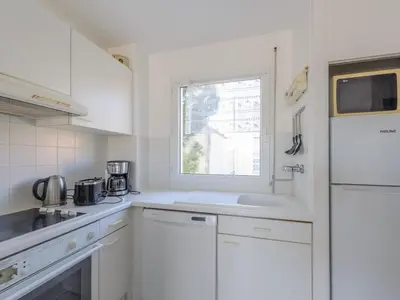 Cuisine ou kitchenette dans l'établissement Appartement T2 à 50m de la Plage, Balcon, Wifi, Tout Confort, 4 Pers, Châtelaillon-Plage - FR-1-258-189