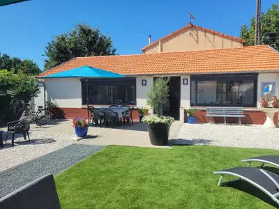 Jardin de l'établissement Maison familiale à 100m de la plage avec jardin clos et parking, pour 6 personnes - FR-1-258-190