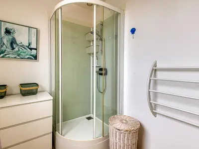 Salle de bains dans l'établissement Maison Confort pour 8 avec Piscine Sécurisée, Wifi, à 100m de la Plage, Châtelaillon-Plage - FR-1-258-193