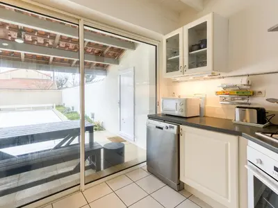 Cuisine ou kitchenette dans l'établissement Maison Confort pour 8 avec Piscine Sécurisée, Wifi, à 100m de la Plage, Châtelaillon-Plage - FR-1-258-193