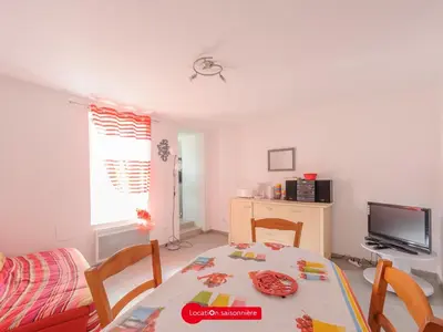 Télévision ou salle de divertissement dans l'établissement Appartement T2 à 50m de la plage avec cour, Wifi et équipements bébé – 4 pers, Châtelaillon-Plage - FR-1-258-194