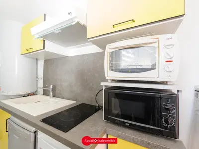Cuisine ou kitchenette dans l'établissement Appartement T2 à 50m de la plage avec cour, Wifi et équipements bébé – 4 pers, Châtelaillon-Plage - FR-1-258-194