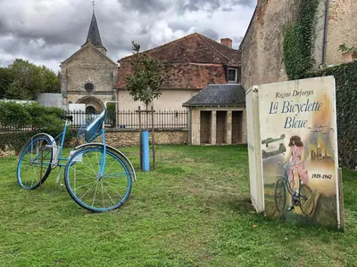 Vélo sur le terrain de l'établissement La Bicyclette Bleue ou dans les environs