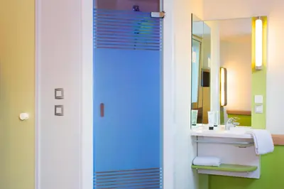 Salle de bains dans l'établissement ibis budget Gare de Poitiers