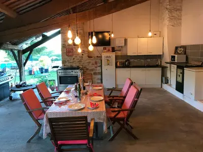Cuisine ou kitchenette dans l'établissement French Fields Luxury Glamping Twin Emperor Tent