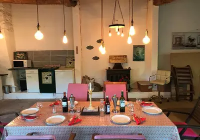 Cuisine ou kitchenette dans l'établissement French Fields Luxury Glamping Twin Emperor Tent