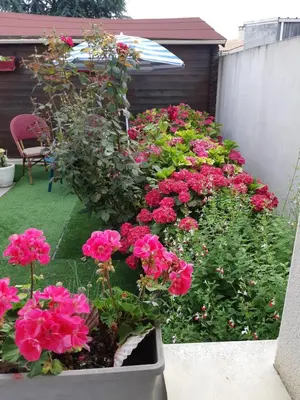 Jardin de l'établissement Chambre lit double dans pavillon , chez Lilyanne