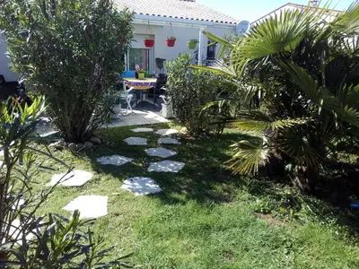 Jardin de l'établissement Chambre lit double dans pavillon , chez Lilyanne