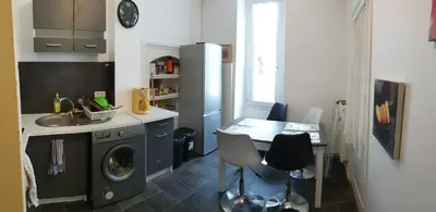 Cuisine ou kitchenette dans l'établissement Chambres Poitiers Centre Ville - Salle de Bain, Réfrigérateur, TV et machine à café privatifs - Cuisine commune - Terrasse - Hôtel de ville à 200m