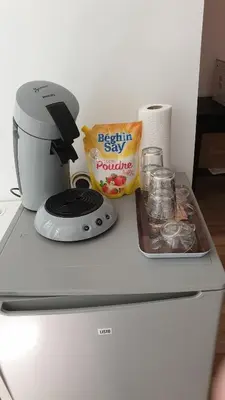 Cuisine ou kitchenette dans l'établissement Chambres Poitiers Centre Ville - Salle de Bain, Réfrigérateur, TV et machine à café privatifs - Cuisine commune - Terrasse - Hôtel de ville à 200m