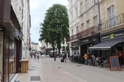 Clients de l'établissement Chambres Poitiers Centre Ville - Salle de Bain, Réfrigérateur, TV et machine à café privatifs - Cuisine commune - Terrasse - Hôtel de ville à 200m