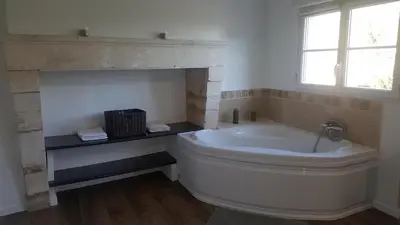 Salle de bains dans l'établissement L'âtre de l'Abeilloire