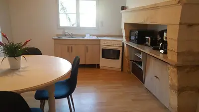 Cuisine ou kitchenette dans l'établissement L'âtre de l'Abeilloire