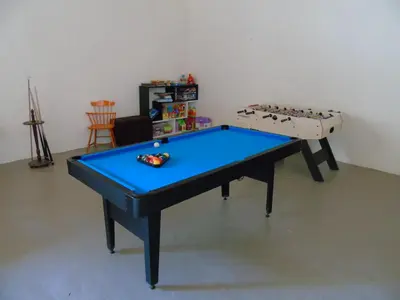 Salle de jeux dans l'établissement Le Petit Moulin Tournesol BnB