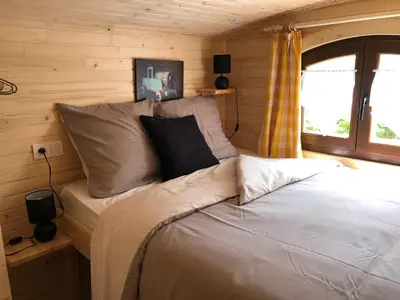 Un ou plusieurs lits dans un hébergement de l'établissement La Roulotte d'Emilie et son jacuzzi privé