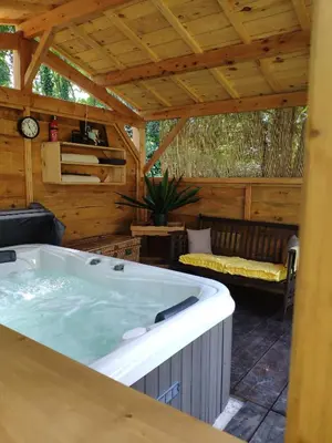 Plan de l'établissement La Roulotte d'Emilie et son jacuzzi privé