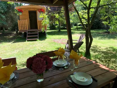 Jardin de l'établissement La Roulotte d'Emilie et son jacuzzi privé