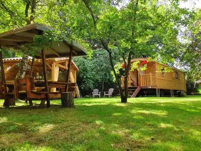 Jardin de l'établissement La Roulotte d'Emilie et son jacuzzi privé