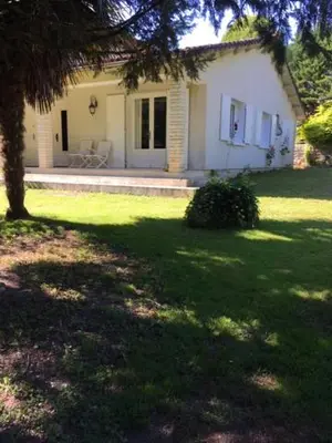 Jardin de l'établissement Les Pierrottes pour 2