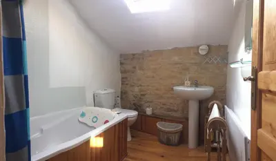 Salle de bains dans l'établissement La Ferme de l'Eglise