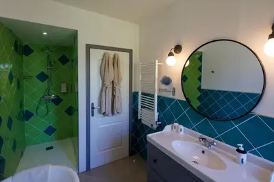Salle de bains dans l'établissement Domaine de Seugnac