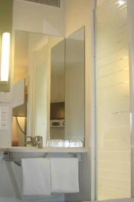 Salle de bains dans l'établissement ibis budget Niort - La Crèche