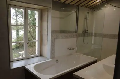 Salle de bains dans l'établissement Gîte La Garauderie
