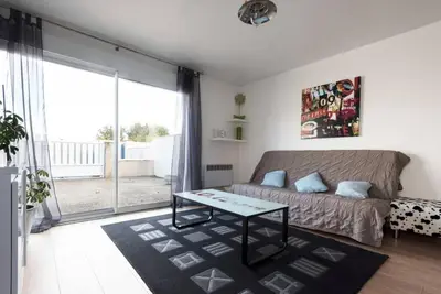 Coin salon dans l'établissement MAISON *** AVEC COUR 3KM PLAGE ET LA ROCHELLE