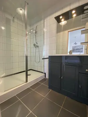 Salle de bains dans l'établissement MAISON *** AVEC COUR 3KM PLAGE ET LA ROCHELLE