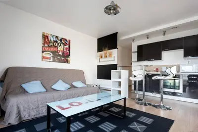 Cuisine ou kitchenette dans l'établissement MAISON *** AVEC COUR 3KM PLAGE ET LA ROCHELLE