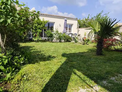 Jardin de l'établissement Meublés des 3 îles plain-pied