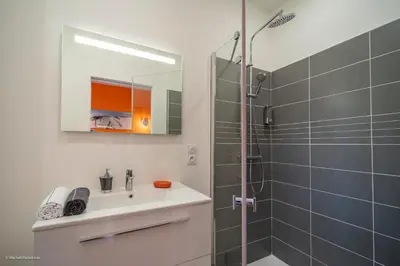 Salle de bains dans l'établissement L'île de la Brèche
