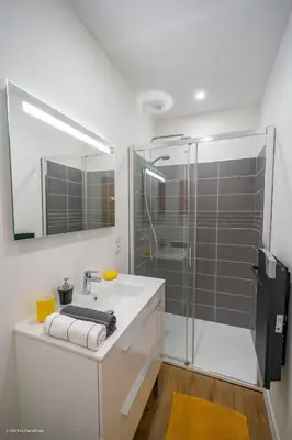 Salle de bains dans l'établissement L'île de la Brèche