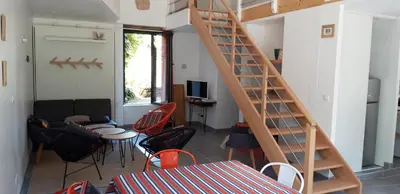 Télévision ou salle de divertissement dans l'établissement La grange du moulin