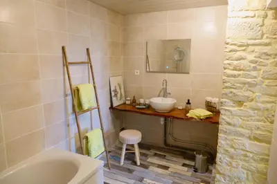 Salle de bains dans l'établissement AU COEUR DU MARAIS