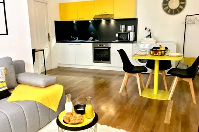 Cuisine ou kitchenette dans l'établissement Luxury-Centre-Ville -Gare-netflix Wifi