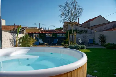 Piscine de l'établissement L'annexe de Gaston Port des Barques ou située à proximité