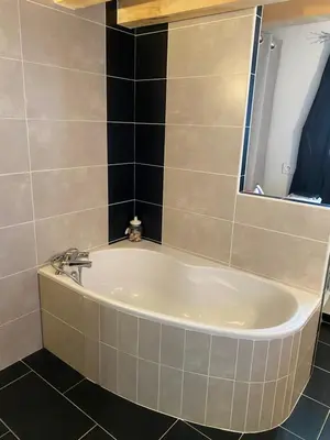 Salle de bains dans l'établissement Le « chai » vous
