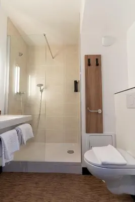 Salle de bains dans l'établissement B&B HOTEL Poitiers Aéroport