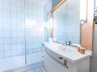 Salle de bains dans l'établissement Hôtel Ibis Cognac Centre