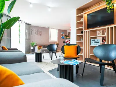 Télévision ou salle de divertissement dans l'établissement Hôtel Ibis Cognac Centre