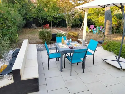 Jardin de l'établissement Chez Papinette, proche gare et centre, pdj compris