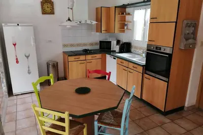 Cuisine ou kitchenette dans l'établissement Maison 8 personnes à 10 mn Futuroscope