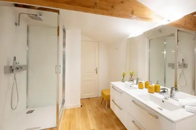 Salle de bains dans l'établissement Le Rempart du Midi