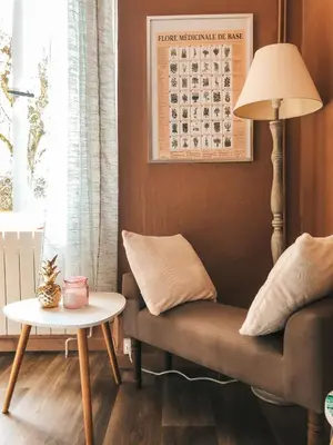 Coin salon dans l'établissement chambre salle de bain partagée