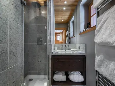 Salle de bains dans l'établissement Chalet à Megève avec espace bien-être et animaux acceptés - FR-1-569-3