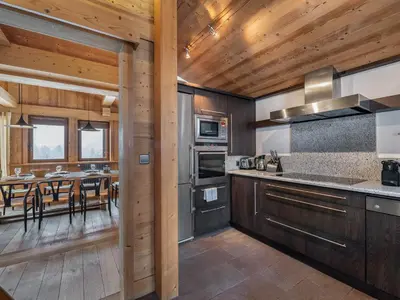 Cuisine ou kitchenette dans l'établissement Chalet à Megève avec espace bien-être et animaux acceptés - FR-1-569-3