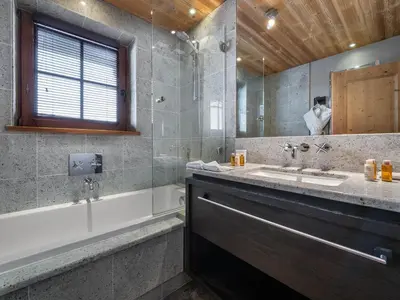 Salle de bains dans l'établissement Chalet à Megève avec espace bien-être et animaux acceptés - FR-1-569-3