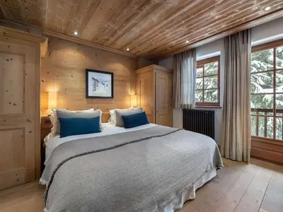 Un ou plusieurs lits dans un hébergement de l'établissement Chalet à Megève avec espace bien-être et animaux acceptés - FR-1-569-3